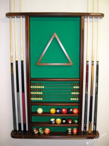 Pour billard américain : porte-queues mural en bois massif avec boulier, étagères pour les billes, accroche triangle. Possibilité de mettre en fond une autre couleur de drap
