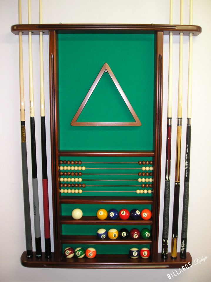 Pour billard américain : porte-queues mural en bois massif avec boulier, étagères pour les billes, accroche triangle. Possibilité de mettre en fond une autre couleur de drap
