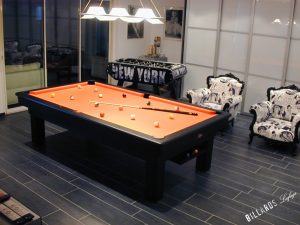 Billard américain de Compétition noir drap orange dans salle de jeu