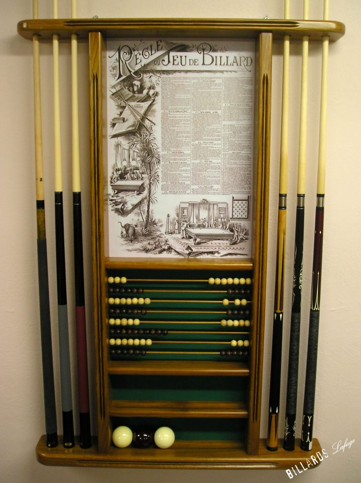 Pour billard français : porte-queues mural en bois massif avec boulier, étagères pour les billes, règle de jeu ancienne