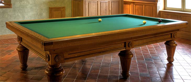 Billard français et 3 billes sur la table