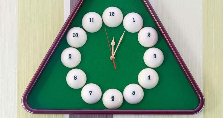 Horloge avec des billes de billard