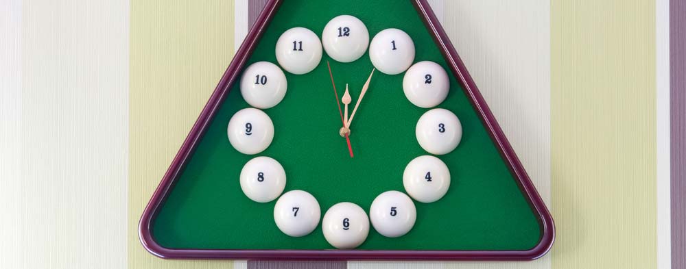 Horloge avec des billes de billard