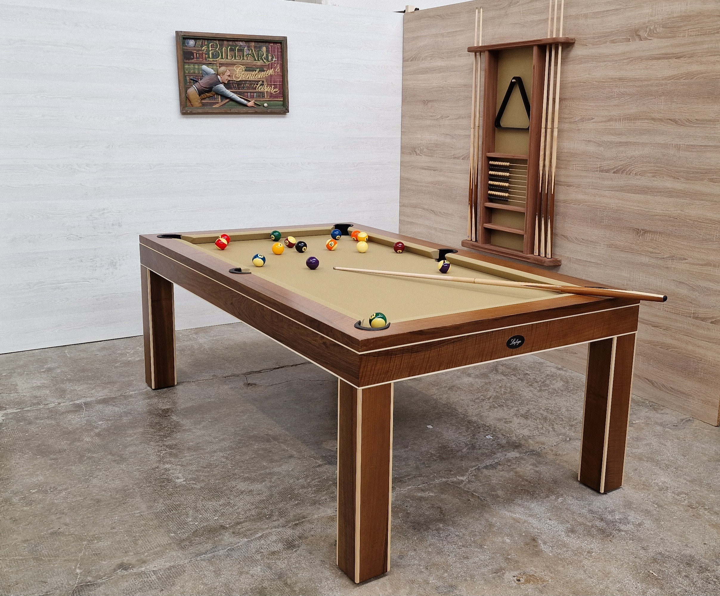 Billard artisanal français qualité : table de billard en bois massif avec queues et billes multicolores dans une salle, ambiance atelier.