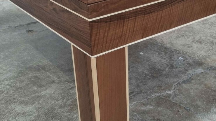 Billard atelier en bois massif, style industriel avec plateau et piètement en bois à finition naturelle, signature Lafuge.