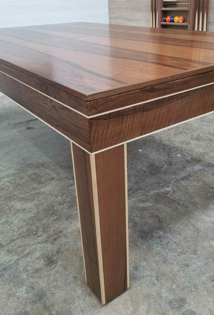 Billard atelier en bois massif, style industriel avec plateau et piètement en bois à finition naturelle, signature Lafuge.