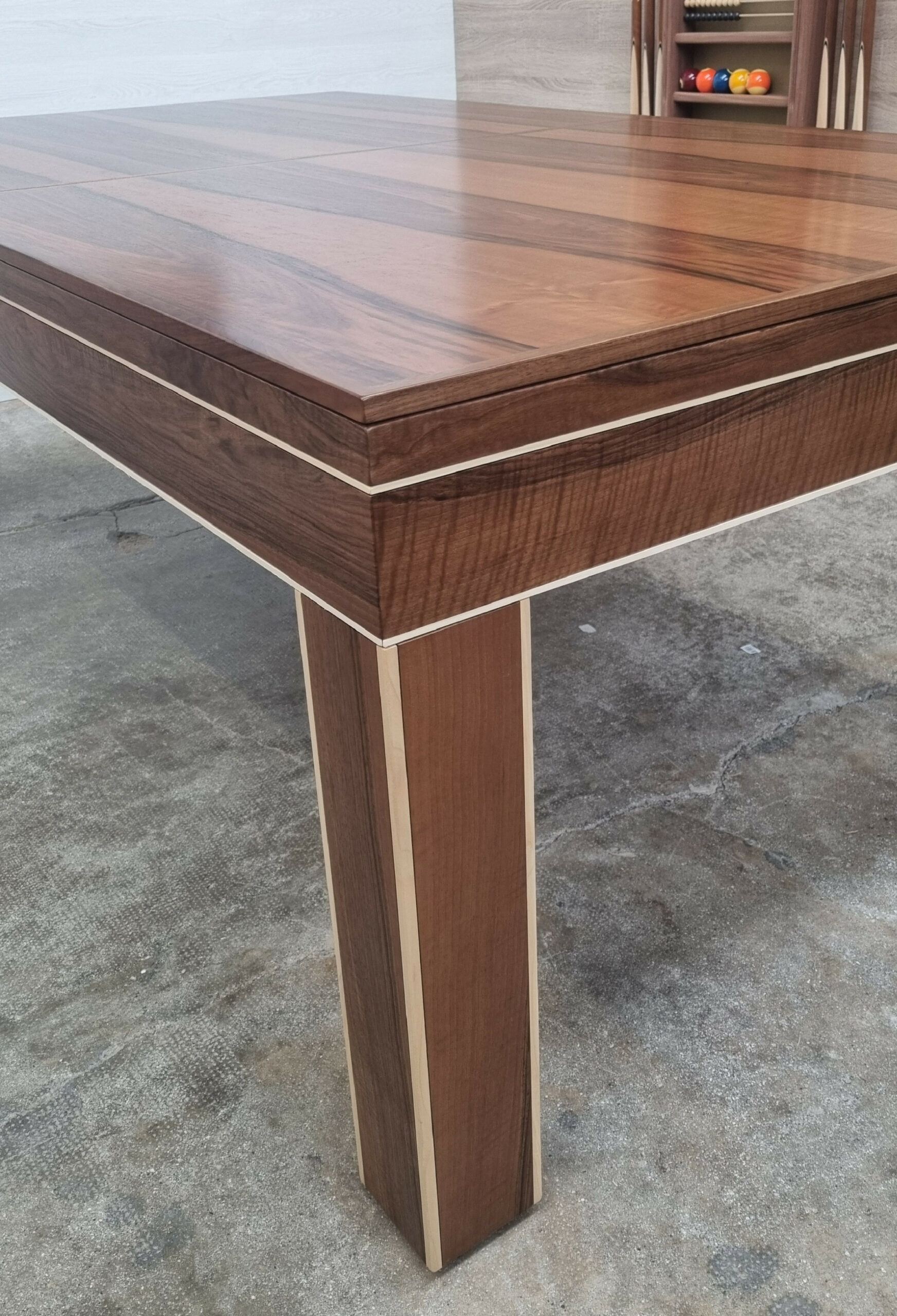 Billard atelier en bois massif, style industriel avec plateau et piètement en bois à finition naturelle, signature Lafuge.