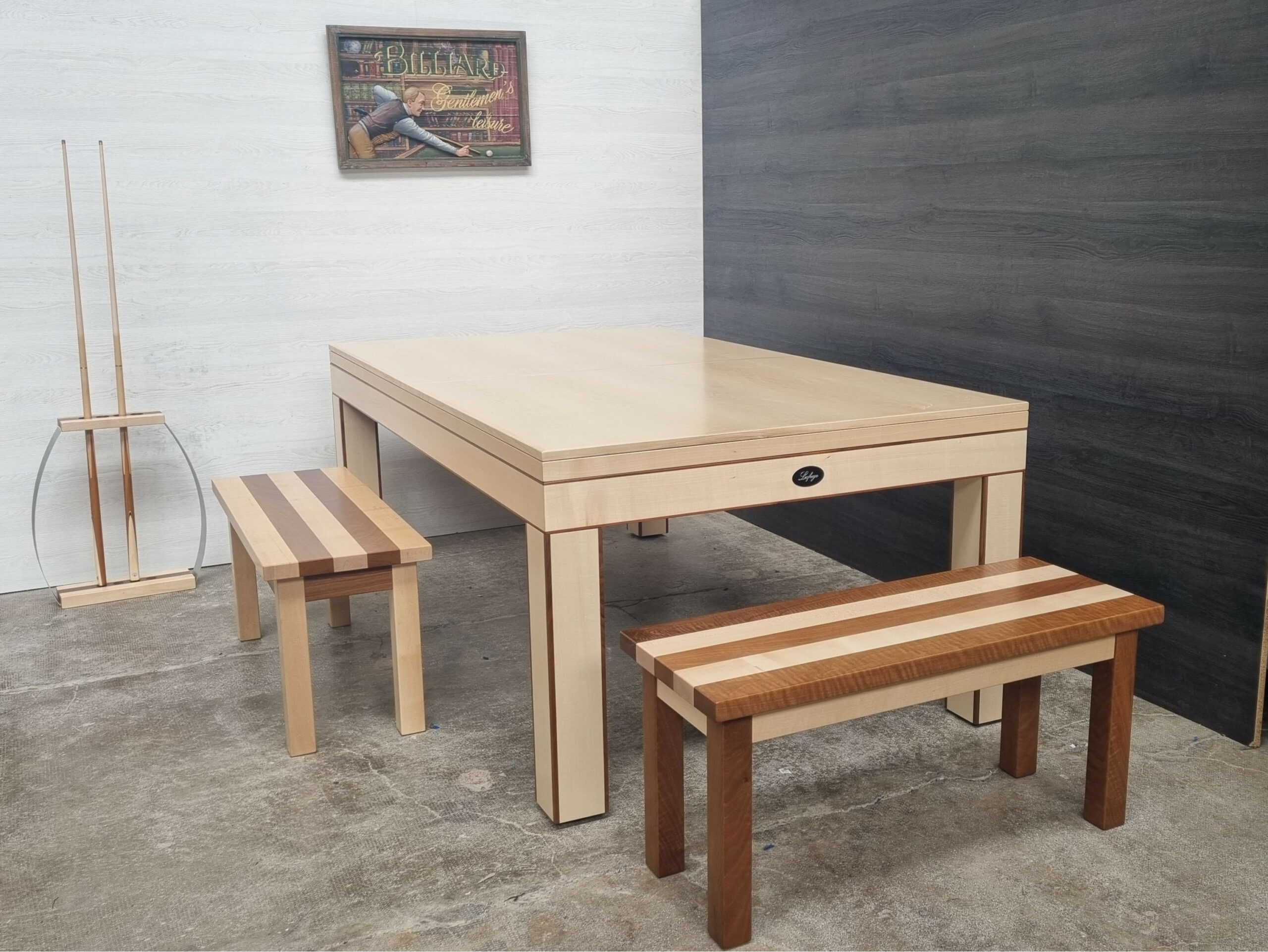 Billard convertible meuble salon en bois clair, table multifonction avec bancs à rangées alternées et support à billard, intérieur moderne.