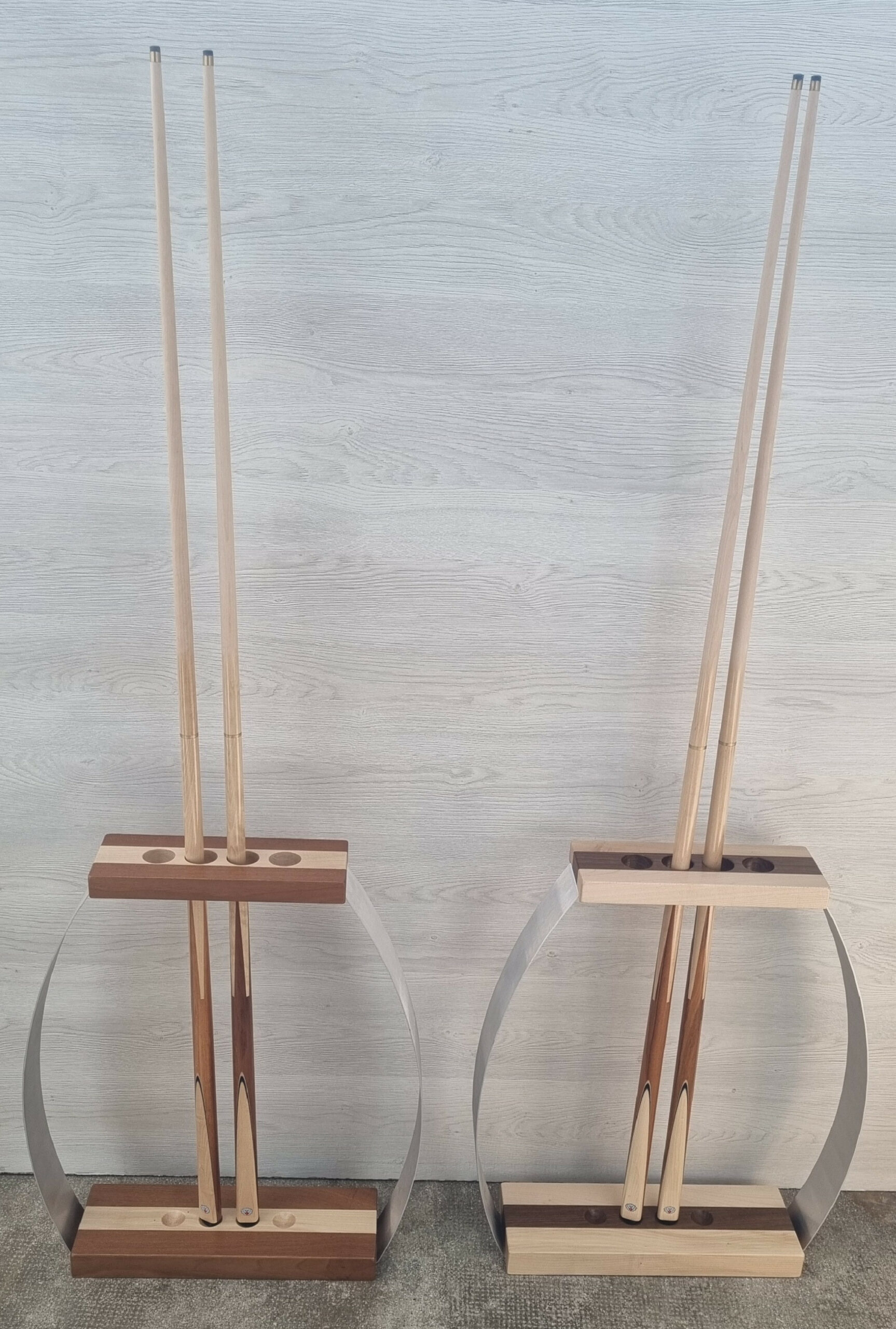 Billard convertible meuble salon: deux pieds-lampes en bois avec cadre metallic, structure incurvée et rangements pour queues et billes.