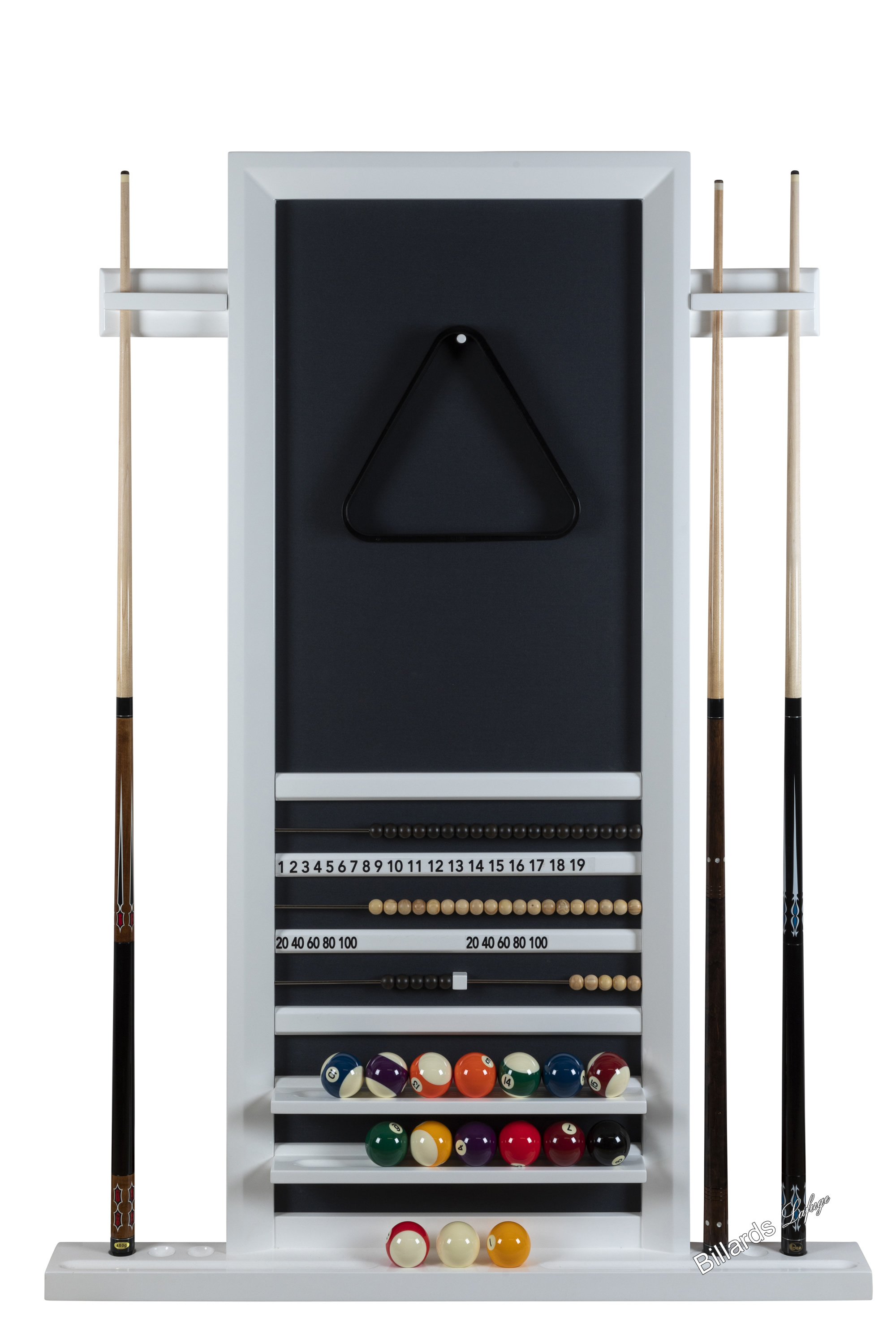 Pareil et support de billard avec queues appuyées de chaque côté et rangement central de billes et accessoires.
