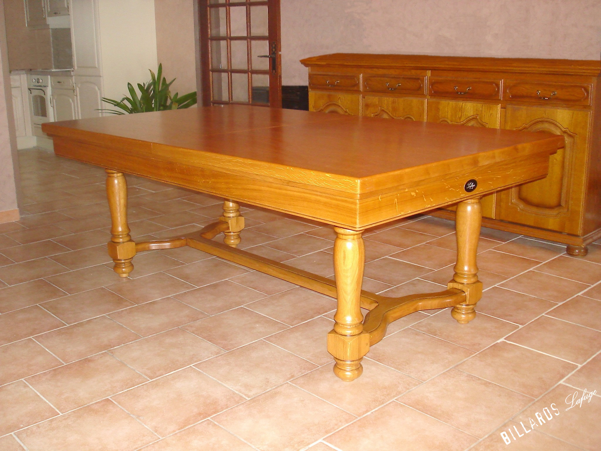 Billard Rustic: Table de billard en bois clair sur pieds épais. Billard Rustic: Table de billard en bois clair sur pieds épais.