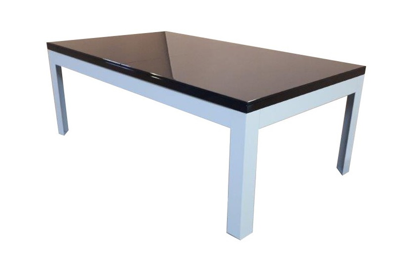Billards Lafuge Beaubourg: Table de billard avec plateau sombre et cadre blanc. Billards Lafuge Beaubourg: Table de billard avec plateau sombre et cadre blanc.